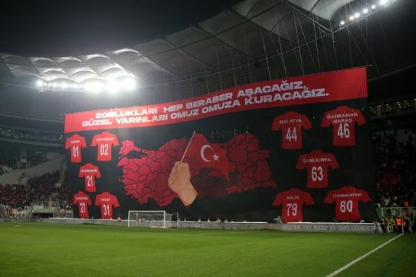 «Мы построим прекрасное завтра». Важный перфоманс на матче Турции
