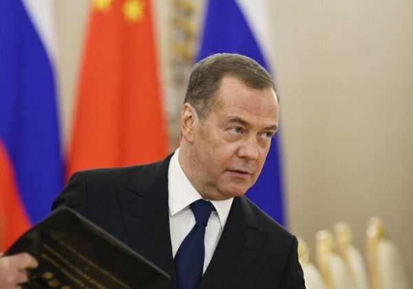 Медведев критикует Fan ID! Задела история с 7-месячным ребенком