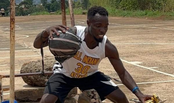 Тренируется в грязи с мечтой о НБА: деревенский баскетболист стал звездой